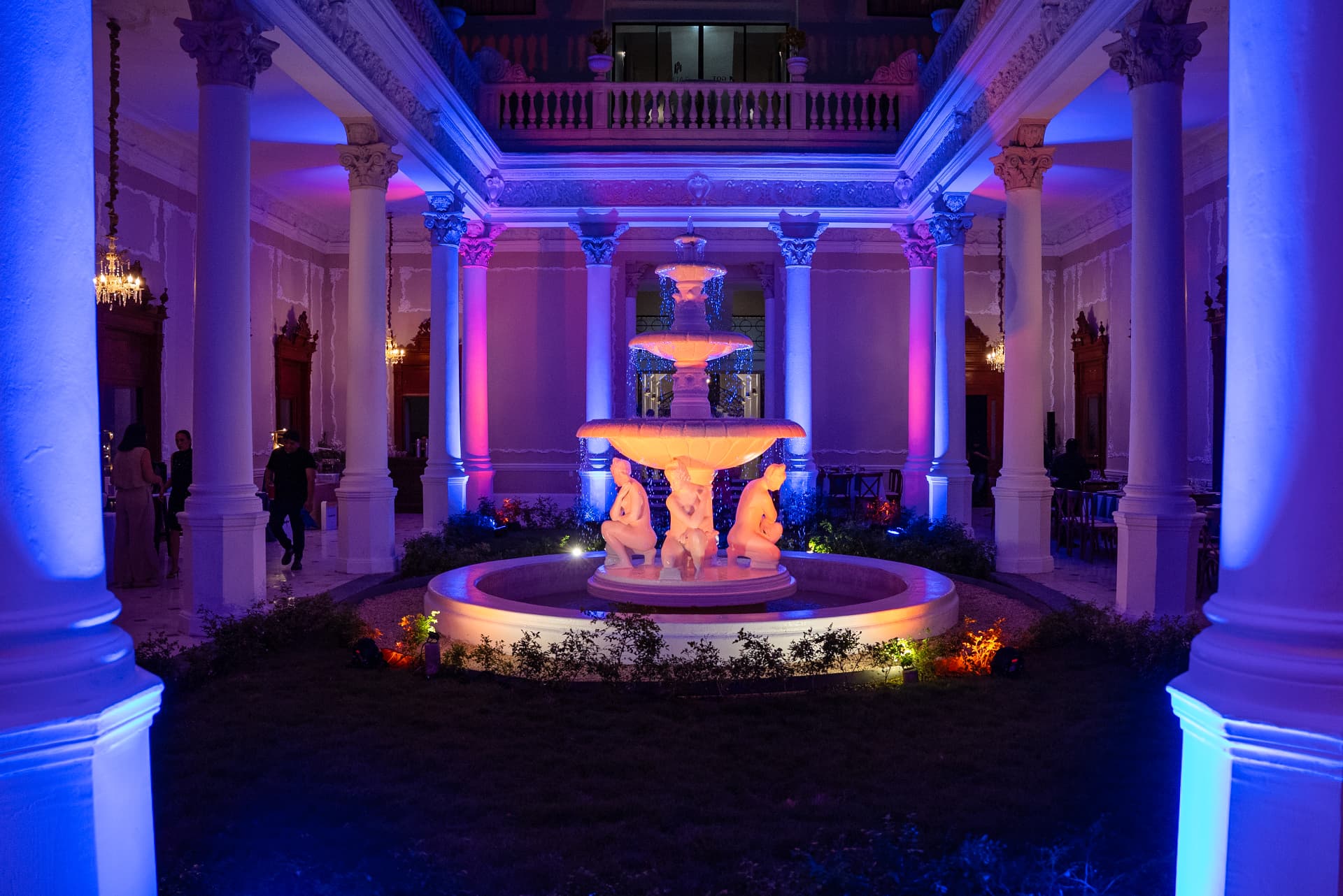 Fuente del patio con iluminación magenta y azul