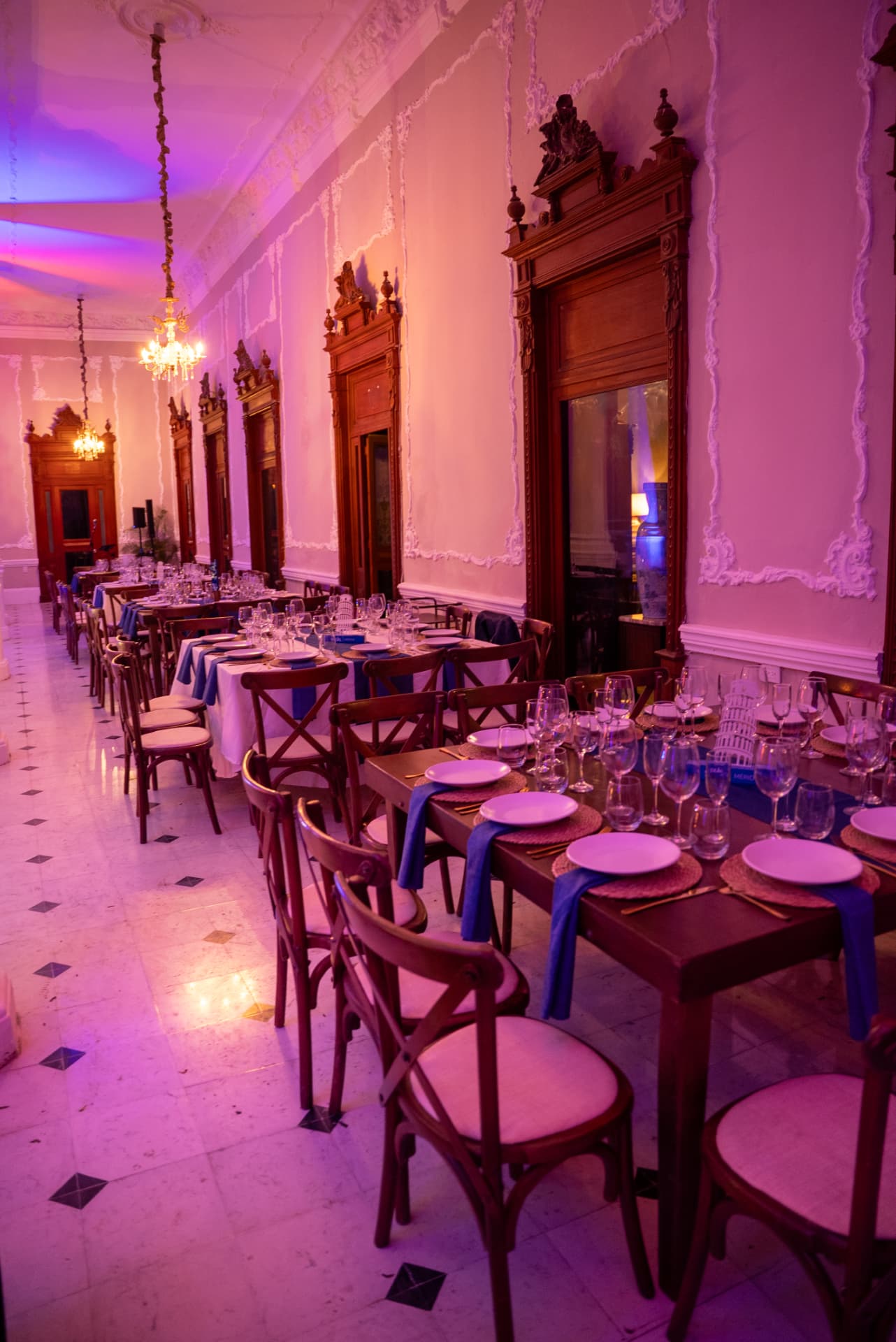Salón principal con mesas de gala iluminadas