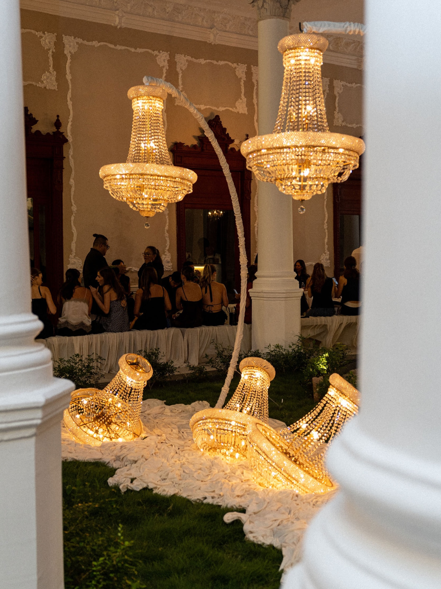 Candelabros sobre el jardín del claustro