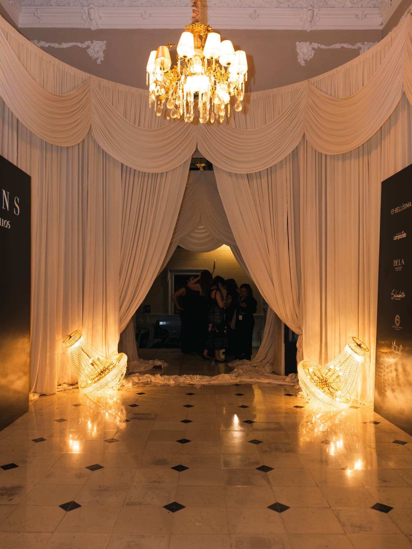 Entrada del evento con cortinajes y candelabros