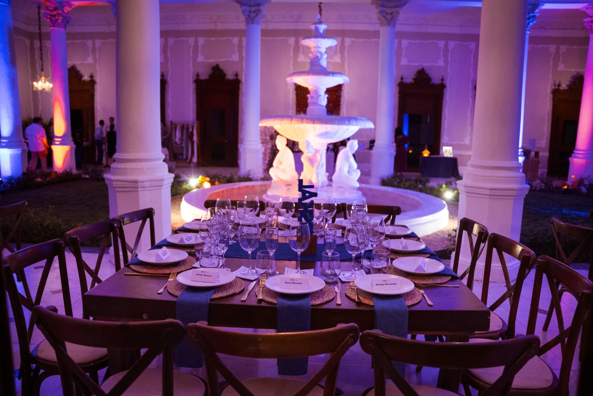 Mesa de cena formal frente a la fuente
